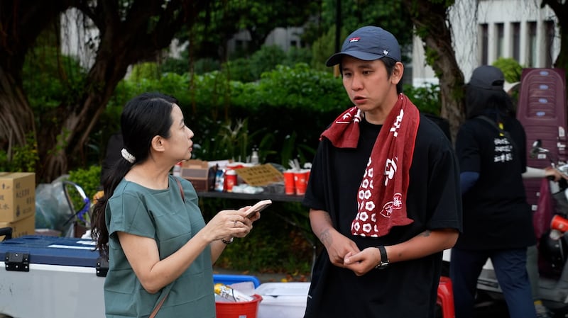 《零日攻击》制片人郑心媚和导演吴季恩在片场讨论拍摄细节。（陈建飞摄影）