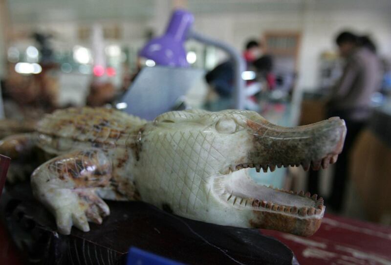 قاشتېشى پىششىقلاش زاۋۇتىغا تىزىپ قويۇلغان، يوغان قاشتېشىدىن ئۇيۇپ چىقىرىلغان تىمساھ. 2006-يىلى 13-ئۆكتەبىر، خوتەن.