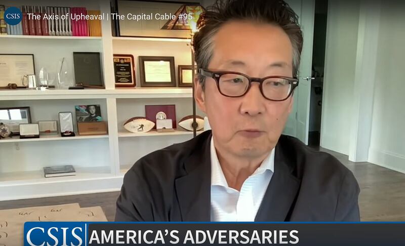 美国乔治城大学外事学院教授、战略与国际研究中心韩国研究主任车维德(Victor Cha)在座谈会上以朝鲜为例,从过去寻求燃料、粮食、贷款救助和安全保证,到提供武器装备给俄罗斯进行对乌战争,朝鲜与俄罗斯两者的关系不再仅限于交易,而更像是伙伴关系。(视频截图/战略与国际研究中心官网)