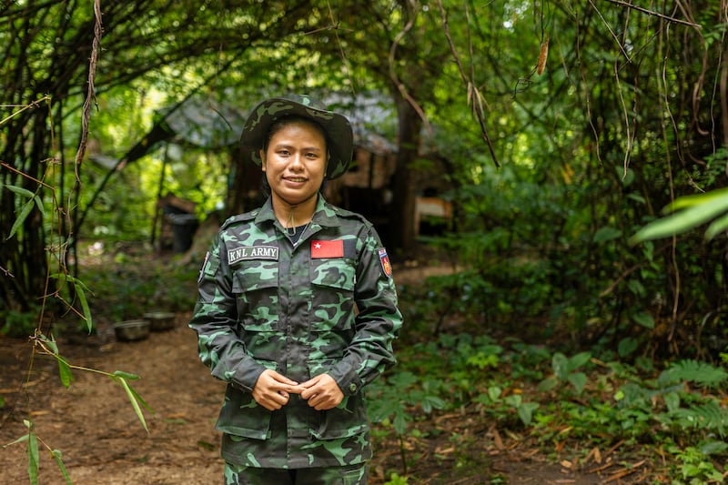 PDF တပ်ဖွဲ့ဝင် မမြတ်လေးကို ကော်ဘရာစစ်ကြောင်း တပ်စခန်းတစ်ခုတွင် ၂၀၂၄ ခုနှစ် ဇူလိုင်လ ၁၁ ရက်နေ့က တွေ့ရစဉ်။ (Chan Aung/RFA)