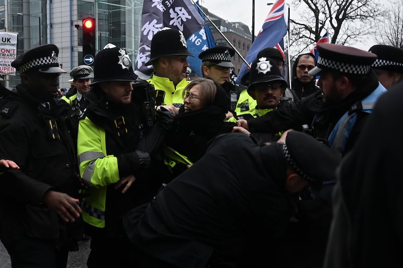 女被捕者阿Wing被捕時不斷慘叫求救,她被扣留12小時後獲保釋外出,接受本台訪問時表示,多名男警粗暴地制服她,又形容自己被「掟上警車」,拉扯期間的身體接觸令她非常不安。(梁銘康攝)