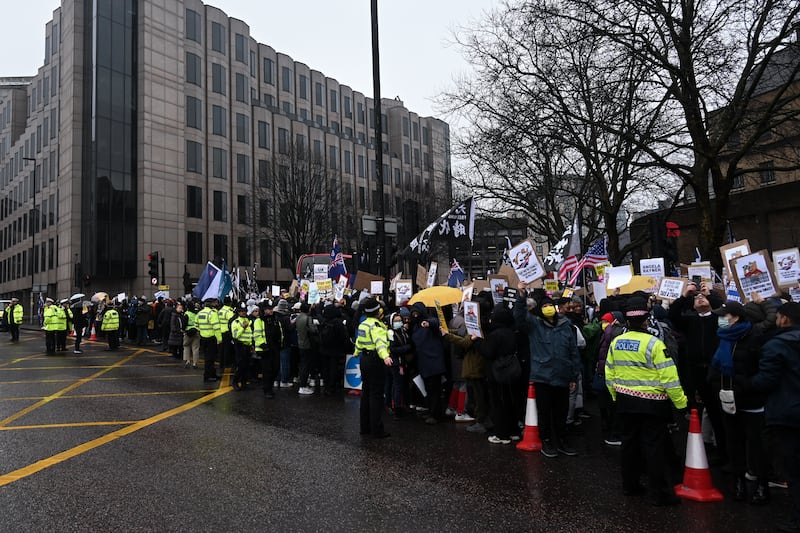 隨著擠出馬路上的示威者越來越多開始影響交通,有巴士一度無法駛走。(梁銘康攝)