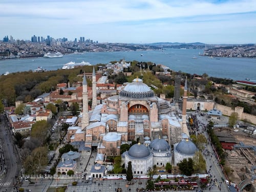 تۈركىيەنىڭ ئىستانبۇلدا چوڭ يەر تەۋرەش يۈز بېرىپ، ئاھالىلەر ئارىسىدا ئۆلۈش كېلىپ چىقمىغان