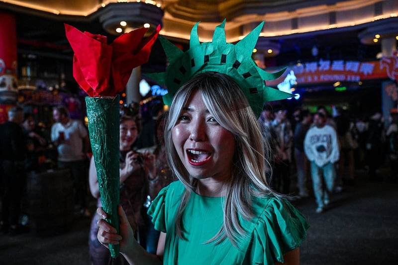 2023年10月27日，上海街头的盛装狂欢者庆祝万圣节。（法新社）