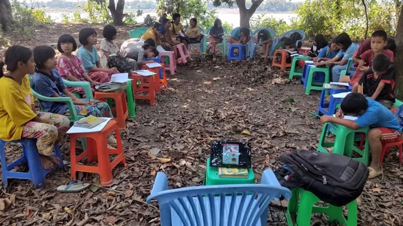ကချင်ပြည်နယ်၊ ဝိုင်းမော်မြို့နယ်၊ နောင်းချိန်းကျေးရွာအုပ်စု လဘန်ရွာ စစ်ဘေးဒုက္ခသည်စခန်းမှ ကလေးငယ်များအား ၂၀၂၄ ခုနှစ်၊ မေလအတွင်း တွေ့ရစဉ်။ (Photo : Kachin News Group)