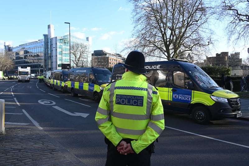 十多架警車停泊在馬路上，防止再有人走出馬路影響交通。